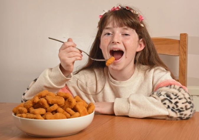 ▲▼11歲女患罕病10年來「每餐只吃雞塊」　寧願挨餓也拒吃其他食物。（圖／翻攝紐約郵報）