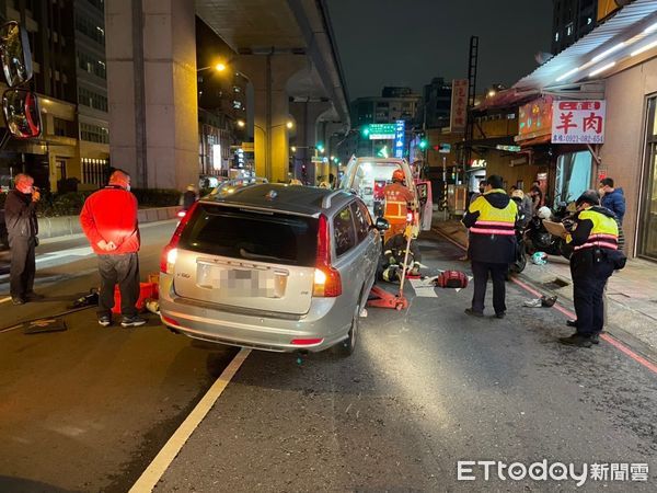 ▲▼新莊女騎士壓車底救出無生命跡象。（圖／記者陳以昇翻攝）