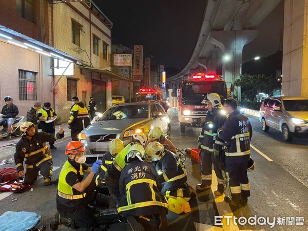 ▲▼新莊女騎士壓車底救出無生命跡象。（圖／記者陳以昇翻攝）