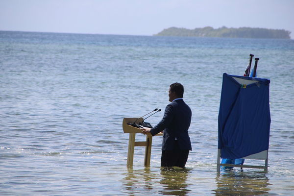 ▲▼吐瓦魯外長「站海水中」演說　為島國向氣候峰會發聲。（圖／路透）