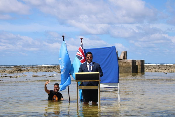 ▲▼吐瓦魯外長「站海水中」演說　為島國向氣候峰會發聲。（圖／路透）