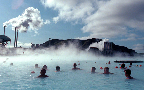 冰島世界最大露天溫泉「藍湖」。(圖／達志影像／路透社)