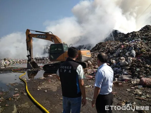 ▲草屯鎮堆置5萬噸垃圾山，南投縣環保局承諾明年底前全數移除。（圖／翻攝「行政院環境保護署」臉書粉專、「南投縣議會」官方Youtube頻道）