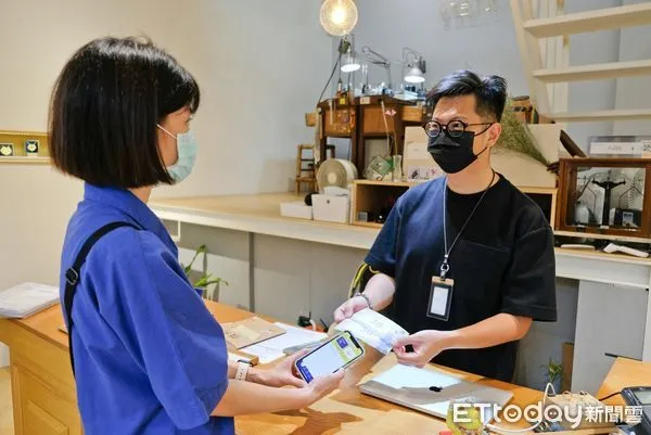 ▲持藝FUN券或振興券紙本到夥伴店家單筆消費滿500元，就加碼贈送100元高雄券。（圖／高雄市文化局提供）