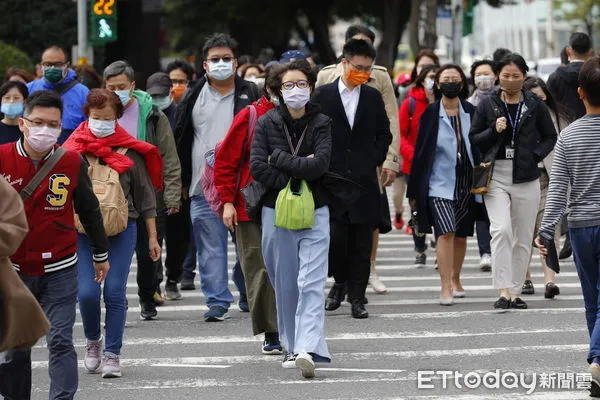 ▲▼入冬以來首波冷氣團南下，全台溫度急速下降，街上行人機車騎士無不搬出冬裝來禦寒。（圖／記者湯興漢攝）