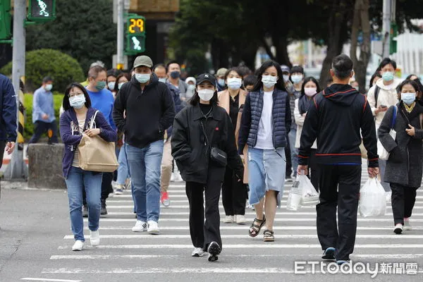 ▲▼入冬以來首波冷氣團南下，全台溫度急速下降，街上行人機車騎士無不搬出冬裝來禦寒。（圖／記者湯興漢攝）