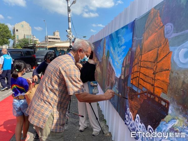 ▲雲林西螺在地畫家廖耀興一同參與「開台四百年-1621大航海時代顏思齊」藝術故事彩繪牆。（圖／記者蔡佩旻翻攝）