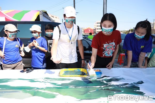 ▲雲林西螺在地畫家廖耀興一同參與「開台四百年-1621大航海時代顏思齊」藝術故事彩繪牆。（圖／記者蔡佩旻翻攝）