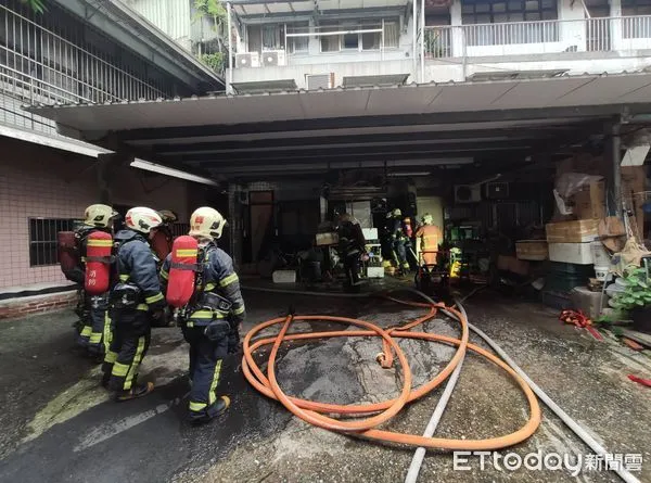 ▲9日下午汐止區大同路驚傳一民宅火警，警消到場灌救及時撲滅。（圖／記者張君豪翻攝）