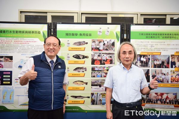 ▲屏科大獸醫學院陳石柱（右）院長「水生動物的疾病專家」獲國家產學大師殊榮             。（圖／屏東科技大學提供，以下同）