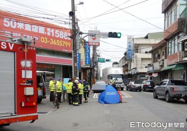 ▲桃園市1名82歲楊姓阿伯9日上午騎自行車經過八德區新興、建國路口，慘遭大貨車輾過慘死，警方與消防人員到場處理。（圖／記者沈繼昌翻攝）