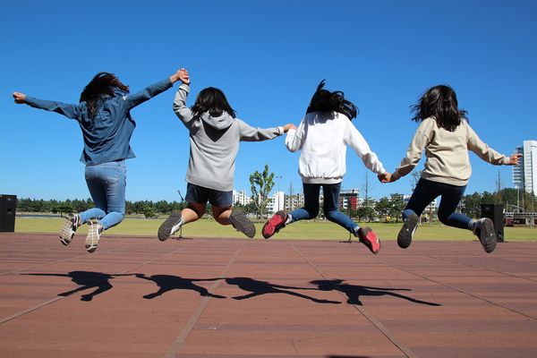 ▲▼跳,女孩,朋友。（圖／取自免費圖庫pixabay）