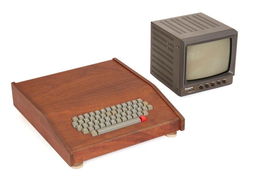 ▲▼ 蘋果公司創始人賈伯斯和沃茲尼克45年前親手組裝的初代蘋果電腦「Apple-1」以40萬美元價格售出。（圖／johnmoran）