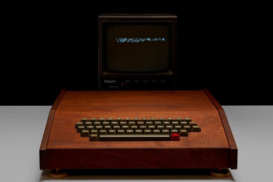 ▲▼ 蘋果公司創始人賈伯斯和沃茲尼克45年前親手組裝的初代蘋果電腦「Apple-1」以40萬美元價格售出。（圖／johnmoran）