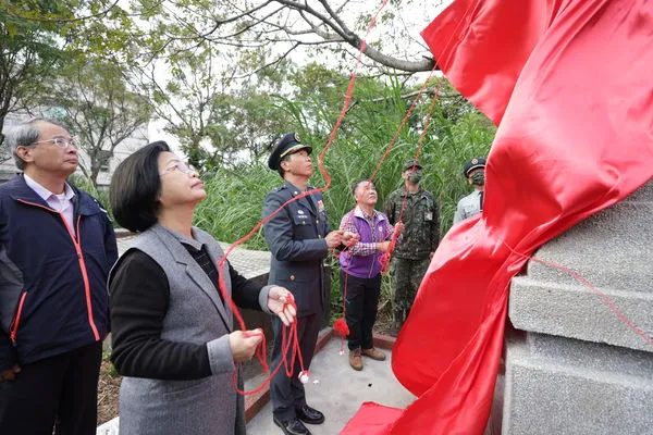 ▲▼陸軍裝甲第584旅8日實施龍潭紀念碑揭碑儀式，民進黨立委湯蕙禎亦參與陪祭。（圖／軍聞社提供）