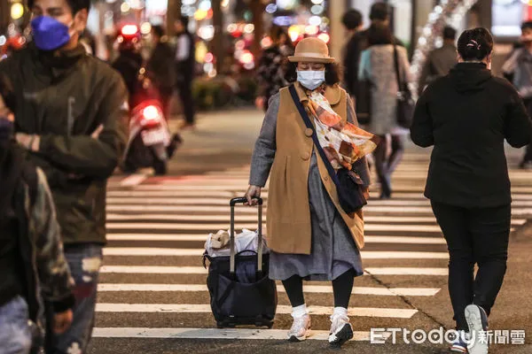 ▲入冬後冷氣團南下，北部地區降溫明顯，民眾出門皆增添衣物保暖。（圖／記者林敬旻攝）