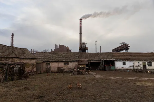 ▲▼塞爾維亞的小村莊雷迪納克村（Radinac），因為中資煉鋼廠被厚厚的紅色粉塵覆蓋。（圖／路透）