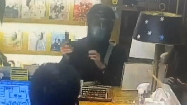 黑衣男北市公館網咖突亮槍　誇張影片曝光。（圖／東森新聞）