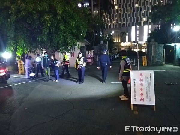 ▲一分局結合交通警察大隊，會同環保局、台南監理站等權責單位，擇定台1線中華東路段後甲圓環處執行「環警監聯合稽查」專案勤務，共同取締噪音擾民。（圖／記者林悅翻攝，下同）