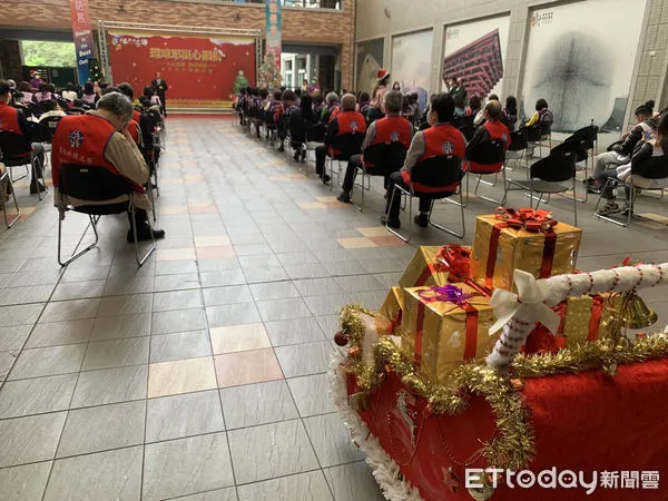 ▲環球科大創辦人許文志表示，這項捐贈典禮讓心願樹更添加耶誕氣息而發光發熱，以更實際行動幫助更多學子就學。（圖／記者蔡佩旻攝）