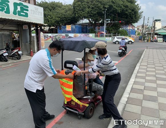 ▲屏東警分局利用宣導集會場合，發送人車兩用反光背心，讓民眾感到窩心             。（圖／記者陳崑福翻攝，以下同）