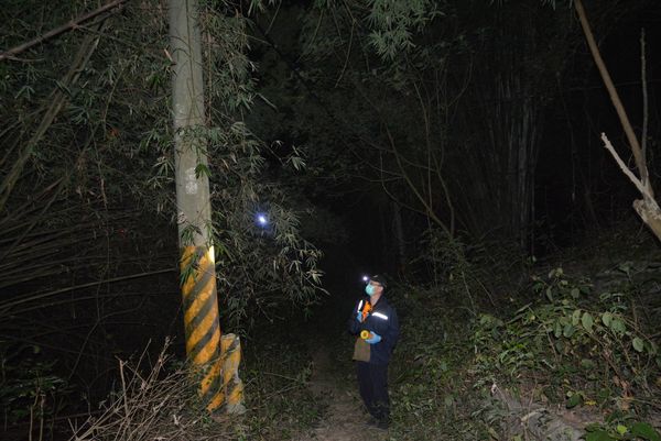 ▲台南市龍崎區一處樹林，9日深夜發生1名55歲盧姓男子疑持槍自戕身亡，台南市警歸仁分局警方派員封鎖現場勘查蒐證。（圖／民眾提供）