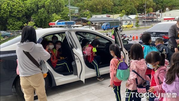 ▲坐上巡邏車拍照。（圖／記者楊漢聲翻攝）