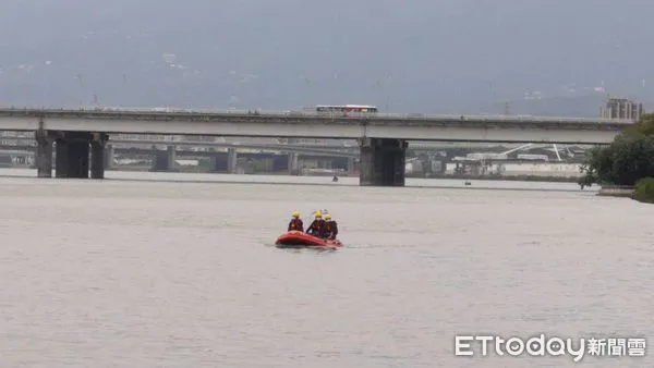▲警消積極搜救中。（圖／記者黃彥傑攝）