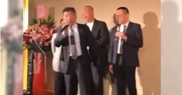 衛福部長陳時中接連被爆出「脫罩」歡唱的影片。（圖／翻攝田方倫臉書）