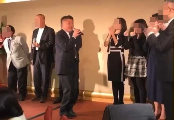 衛福部長陳時中接連被爆出「脫罩」歡唱的影片。（圖／翻攝田方倫臉書）