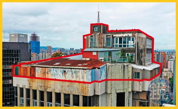 大廈的天台、屋突被霸占30年，蓋滿大型鐵皮違建（紅框處）。