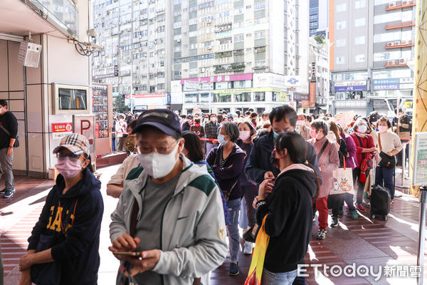 ▲SOGO百貨忠孝館周年慶，大批民眾排隊等開館。（圖／記者林敬旻攝）