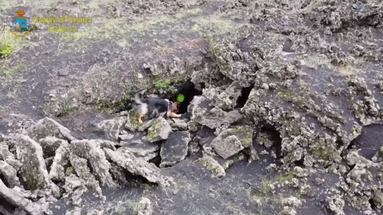 ▲▼ 義大利西西里島洞穴發現已呈現木乃伊狀態的男性遺體。（圖／翻攝自YouTube）