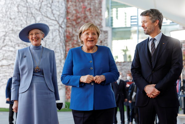 ▲▼ 德國前總理梅克爾會見丹麥女王，這動作打招呼遭拒絕。（圖／路透）