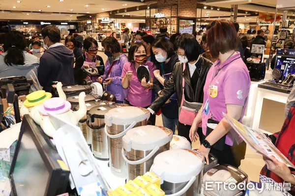 ▲SOGO百貨忠孝館周年慶，民眾於家電區搶購。（圖／記者林敬旻攝）