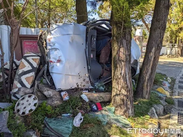 ▲自小客車於仁愛鄉仁愛國中前自撞翻覆，造成1死3傷慘劇。（圖／記者高堂堯翻攝）