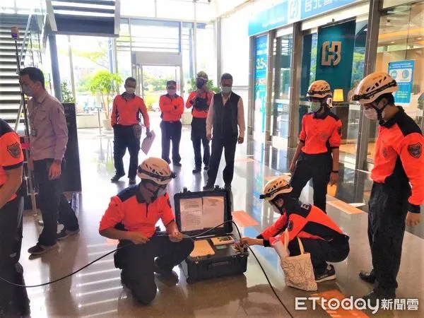 ▲台南市消防局第六救災救護大隊，11日辦理無線電通訊中繼實測與訓練，測試高樓及地下建築物無線電通訊死角問題及戰術部署研討。（圖／記者林悅翻攝，下同）