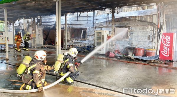 ▲桃園市八德區和平路一家倉庫11日下午發生大火，消防人員架起水線灌救。（圖／記者沈繼昌翻攝）