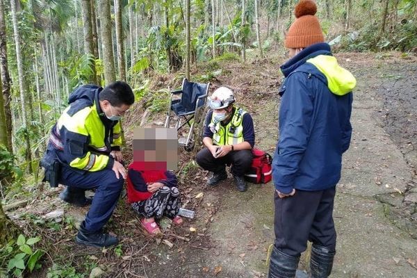 ▲▼花蓮77歲紅衣阿嬤推輪椅10km跌山坡　鄰：魔神仔帶走。（圖／翻攝照片）