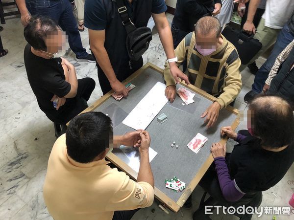 ▲台南市警二分局循線破獲天九牌職業賭場，當場查獲主嫌及賭客共計24人。（圖／記者林悅翻攝，下同）