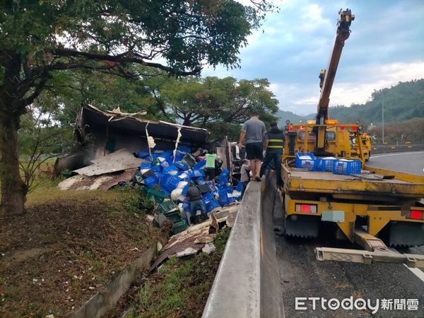 ▲▼國道3號南投名間匝道大貨車翻覆邊坡。（圖／記者高堂堯翻攝）