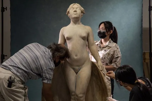 ▲▼台灣第一座裸女雕像，黃土水作品《甘露水》重見天日，修復計畫由森純一主持，過程曝光。（圖／©黃邦銓、林君昵／北師美術館提供）