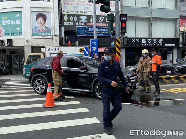 ▲1部賓士車連撞圓環分隔島，失撞再撞中山路分隔島車才停下，造成車頭及底盤部分嚴重毀損漏油，車頭及車體碎片散落一地。（圖／記者林悅攝，下同）