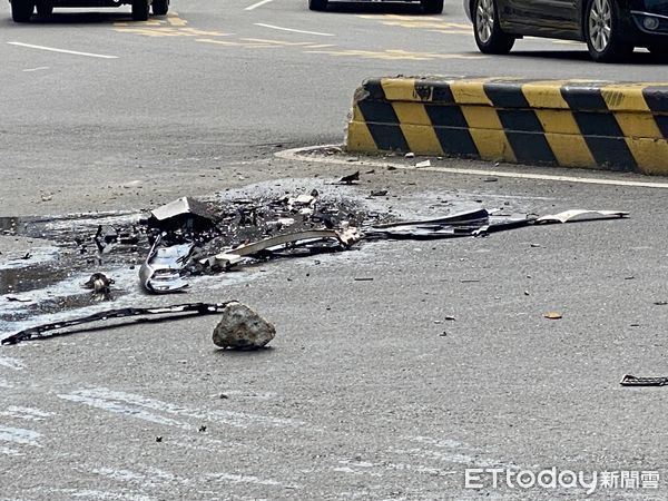 ▲1部賓士車連撞圓環分隔島，失撞再撞中山路分隔島車才停下，造成車頭及底盤部分嚴重毀損漏油，車頭及車體碎片散落一地。（圖／記者林悅攝，下同）