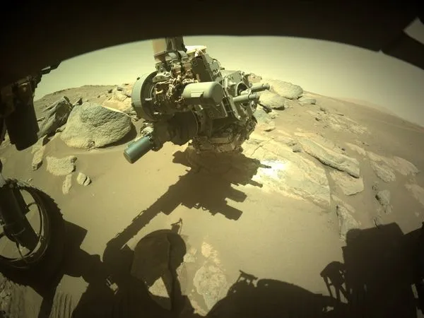 ▲▼毅力號近距離觀察火星表面。（截自「NASA`s Perseverance Mars Rover」推特）