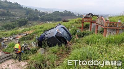 快訊／休旅車翻車險滾落山坡！公墓墓碑離奇撐住　車上2人輕傷送醫