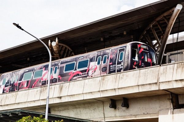 ▲桃市美館攜手桃捷，推出書藝彩繪列車