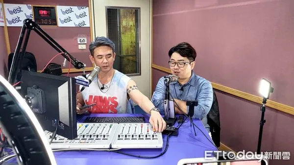 ▲藝人陳昭煒（右）及DJ小狄於Podcast推出新節目『肌牡啤男神』。            。（圖／陳昭煒提供，以下同）