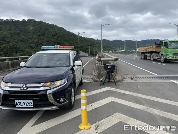 ▲蘆洲警執行「取締改裝車輛、防制危險駕車」專案，2個月內逮738名無照駕駛！開943張超速罰單。（圖／記者陳雕文翻攝）