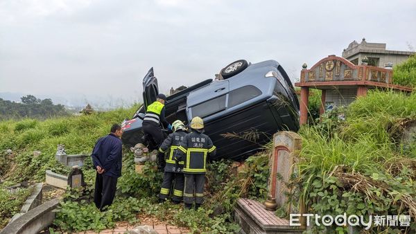 ▲▼      苗栗休旅車公墓翻車       。（圖／記者黃孟珍翻攝）